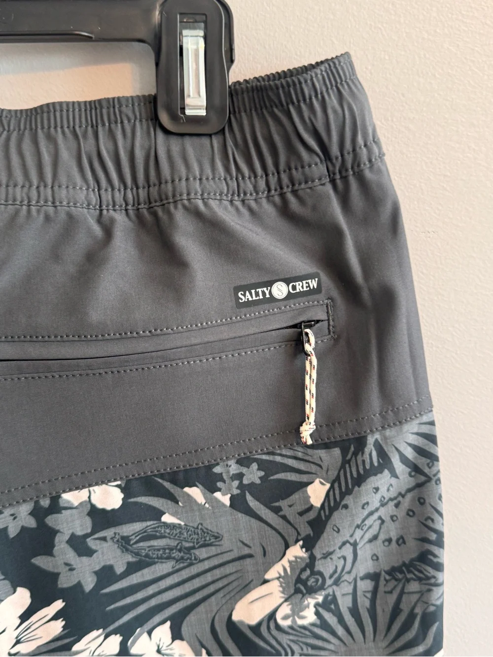 Salty Crew Men’s Large Black Gray Tropical Floral Volley Boardshorts